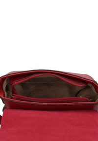 Borsa in pelle rossa con apertura a cerniera, caratterizzata da una superficie esterna liscia e una fodera interna semplice. Due scomparti all'interno.