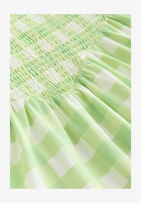 Selezionato, light green cream