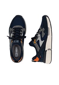 Marineblaue und graue Sportschuhe aus Wildleder und Mesh-Materialien. Mit orangefarbenen Akzenten, einer gepolsterten Sohle und Schnürdesign.