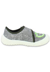 Chaussure slip-on en tissu gris avec une semelle en caoutchouc blanc, présentant des accents noirs et un design brodé vert sur l'orteil.
