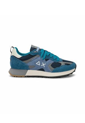 Sneaker atletica blu e grigia con pannelli in suede e mesh, lacci turchese, suola intermedia bianca e logo geometrico sul lato, vista dal profilo sinistro.