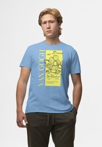Svetle modré bavlněné tričko se žlutou grafickou potiskem s textem. Design zahrnuje květinovou ilustraci a citát o lásce.