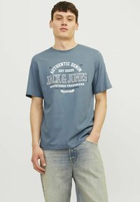 Jack & Jones LOGO RUNDHALS - Triko s potiskem - goblin blue