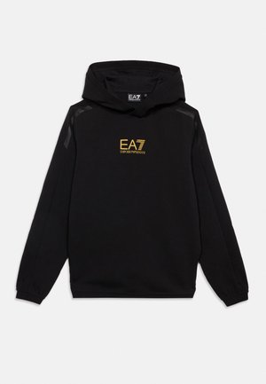 Czarna bluza z kapturem i długimi rękawami, z złotym logo EA7 Emporio Armani na piersi oraz małymi detalami na ramionach.