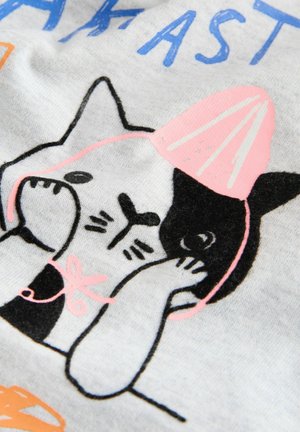 Harmaa kangas, jossa on tyylitelty mustavalkoinen kissa, jossa on vaaleanpunaisia yksityiskohtia. Kissalla on vaaleanpunainen hattu, värikästä tekstiä ja leikkisiä kuvituksia.
