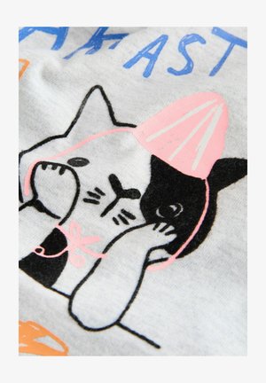 Siva tkanina z upodobljeno črno-belo mačko z roza poudarki. Mačka nosi roza klobuk, z barvitim besedilom in domiselnimi vzorci.