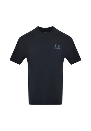 T-shirt nera a maniche corte con scollo rotondo e piccolo logo testuale "C.P. Company" sul petto sinistro.