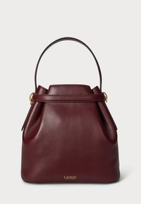 Burgundowa skórzana torba o zaokrąglonym kształcie, z zagiętym wierzchem i jedną rączką. Posiada złote akcesoria i logo na dolnej części przodu.