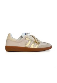Scarpe sportive beige e oro con una tomaia in pelle liscia e suede, lacci bianchi e una suola in gomma marrone texturizzata.