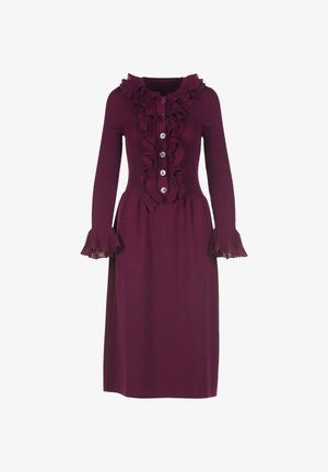 Méreg borvörös kötött ruha hosszú ujjakkal, fodros gallérral, gombos elülső résszel és bővülő fodros mandzsettákkal. Sima textúra és formázott derekú.