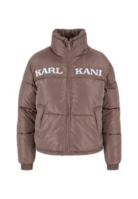 Smeđa pufasta jakna s visokim ovratnikom, zatvaranjem na cipzar i rebrastim manžetama, te bijelim "KARL KANI" logotipom na prsima i leđima. Glatka, sjajna tekstura.