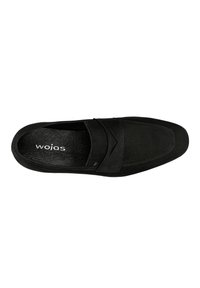 Černá semišová obuv na slip-on s hladkou texturou, s dekorativním páskem přes horní část a zakulaceným designem špičky.