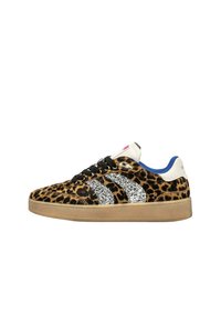 Sneakers con stampa leopardata, lacci neri, strisce argento e un dettaglio blu sul tallone. Realizzate in tessuto strutturato con suola in gomma.