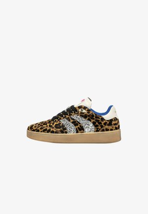 Sneakers con stampa leopardata, lacci neri, strisce argento e un dettaglio blu sul tallone. Realizzate in tessuto strutturato con suola in gomma.