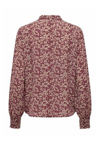 Blouse à manches longues avec une base bordeaux et un motif floral abstrait rose clair, avec des poignets élastiques froncés et un col simple.