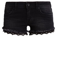 Shorts de mezclilla negra con dobladillo deshilachado y detalles de encaje. Cuenta con cinco bolsillos y un cierre de botón en la cintura.