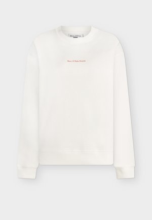 Sweat-shirt blanc à col rond avec manches longues, poignets et ourlet côtelés, comportant un petit texte rouge « Marc O'Polo Denim » centré sur la poitrine.