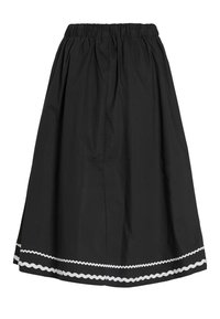 Jupe noire longueur genou avec taille élastique et deux lignes blanches ondulées près de l'ourlet.