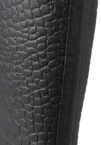 Finta pelle nera con un motivo alligatore testurizzato, con bordi lisci e una finitura lucida per aggiungere dettaglio e profondità.
