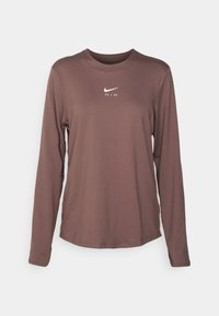 Brun långärmad Nike-tröja med rund halsringning och vit logotyp. Slät textur och atletisk passform, lämplig för olika aktiviteter.