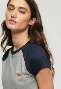 Superdry & Co ESSENTIAL LOGO RAGLAN - Camiseta estampada - grey marl preppy navy