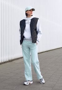 iets frans... REVERSIBLE QUILTED GILET - Colete - black