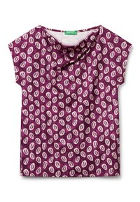 Haut violet à manches courtes avec un col arrondi, un design drapé et un motif de feuilles répété dans des nuances de crème et de violet foncé.