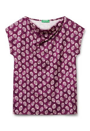 Fialový krátký rukávový top s kulatým výstřihem, zavěšeným designem a opakujícím se vzorem listů v odstínech krémové a tmavě fialové.