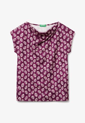 Fialový krátký rukávový top s kulatým výstřihem, zavěšeným designem a opakujícím se vzorem listů v odstínech krémové a tmavě fialové.