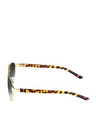 Ochelari de soare cu lentile gri, ramă din metal aurit și brațe cu model țestoasă în nuanțe de brun și galben; design elegant.