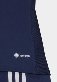 Laivastonsininen urheilupaita, jossa on teksturoidut verkkosivupaneelit. Varustettu valkoisella AEROREADY-logolla, valmistettu kosteutta siirtävästä kankaasta.