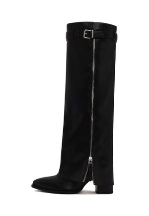 Bota negra de cuero hasta la rodilla con cremallera plateada y correa con hebilla, tacón bajo de bloque, punta puntiaguda, vista lateral sobre fondo blanco.