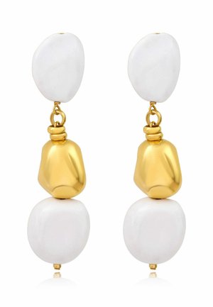Boucles d'oreilles pendantes avec deux perles blanches irrégulières et une perle dorée irrégulière au centre, reliées par des maillons dorés.