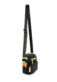 Bolso bandolera de cuero negro con múltiples bolsillos con cremallera. Presenta acentos en verde neón, amarillo y naranja. Incluye una correa ajustable.