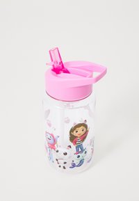 Διαφανής πλαστική φιάλη νερού με ροζ καπάκι και καλαμάκι. Διαθέτει πολύχρωμους καρικατούρες και αποτυπώματα ποδιών στην επιφάνεια.