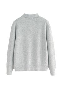 Pull gris en maille avec un col chemise, coupe ample et poignets côtelés. Présente un motif texturé sur toute la surface.