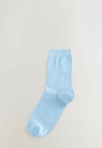 Šviesiai mėlyna medvilninė kojinė su raukšliuotu kraštu, lygiu paviršiumi ir standartine kulkšnies ilgiu. Be raštų ar papildomų akcentų.