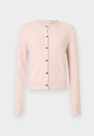 Svetloružový kardigán s okrúhlym výstrihom, dlhými rukávmi a čiernymi gombíkmi po celej prednej časti. Mäkká, textúrovaná látka s rebrovanými manžetami.