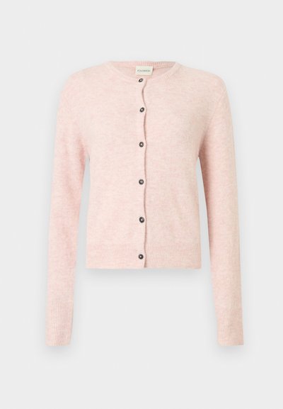 Cardigan rose clair avec encolure ronde, manches longues et boutons noirs sur le devant. Tissu doux et texturé avec poignets côtelés.