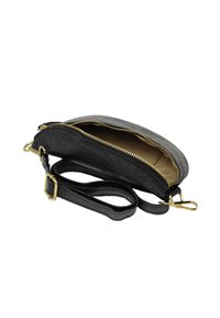 Sac bandoulière en cuir noir avec fermeture éclair dorée, surface texturée, intérieur doublé de beige, doté d'une bandoulière ajustable et de quincaillerie en métal.