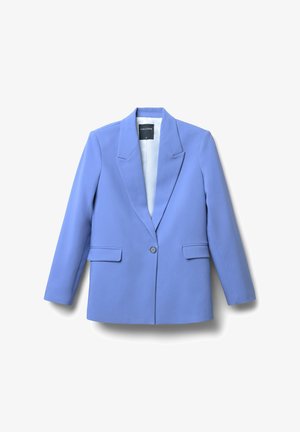 Ein einreihiger Blazer in Periwinkle-Blau mit Reverskragen und Klapptaschen, flach auf einem weißen Hintergrund präsentiert.