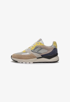 Leichtgewichtiger Sneaker aus einer Mischung von grauem, beigem und gelbem Wildleder und Mesh, mit einer strukturierten schwarzen Sohle und weißen Zwischensohle-Akzenten.