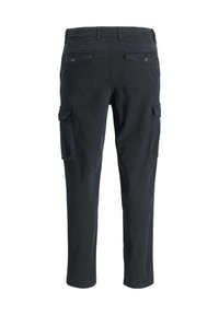 Czarne spodnie cargo o prostym kroju, z podwójnymi kieszeniami bocznymi i zapinanymi kieszeniami z tyłu. Wykonane z trwałego materiału o gładkiej fakturze.