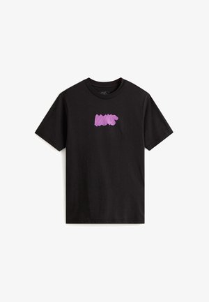 Czarna bawełniana koszulka z okrągłym dekoltem. Posiada teksturowany, falisty purpurowy nadruk na klatce piersiowej. Krótkie rękawy i luźny krój.