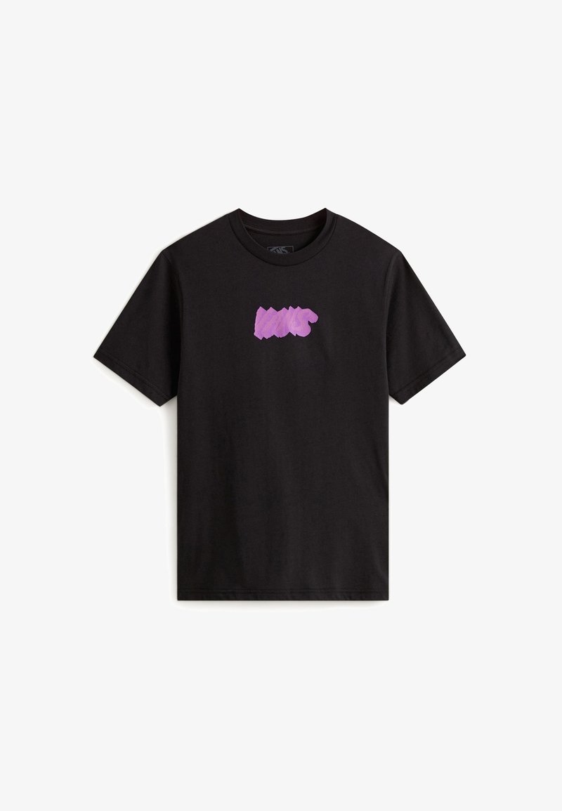 Camiseta de algodón negra con cuello redondo. Presenta un gráfico texturizado y ondulado en color púrpura en el pecho. Mangas cortas y corte relajado.