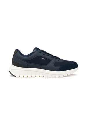 Sneaker blu scuro con tomaia in mesh e pelle, suola bianca spessa, dettaglio nero sul tallone e logo "GEOX" sul pannello laterale.