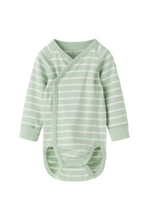 Lichtgroen en wit gestreept babyrompertje met lange mouwen en drukknoopjes langs de zijkant en onderkant voor gemakkelijk aankleden.