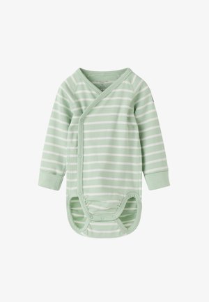 Lysegrøn og hvidstribet babybody med lange ærmer og trykknapper langs siden og i bunden for nem påklædning.