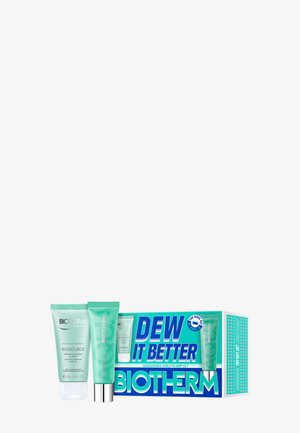 Set de cuidado de la piel Biotherm con limpiador espumoso Biosource y gel Hyalu Plump, en tubos turquesa junto a un embalaje temático del producto.