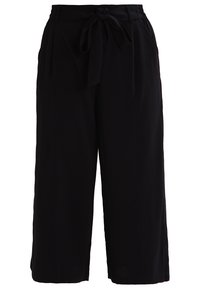 Svarta vida byxor i lätt tyg med ett tygband i midjan, veck framtill och sidofickor.